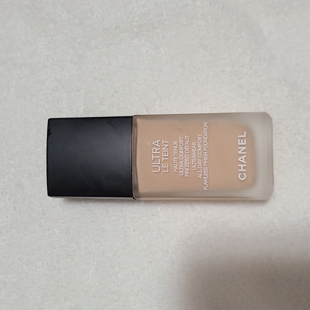 COPY - COPY - Chanel ultra le tenue foundation B10 (used)